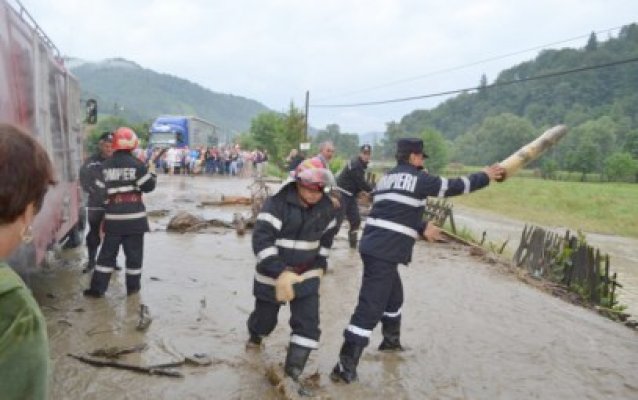 Trafic feroviar întrerupt pe magistrala 900: călătorii, transbordaţi